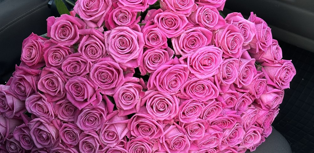 Ніжність у кожній пелюстці: рожеві троянди у букетах Flowers.ua