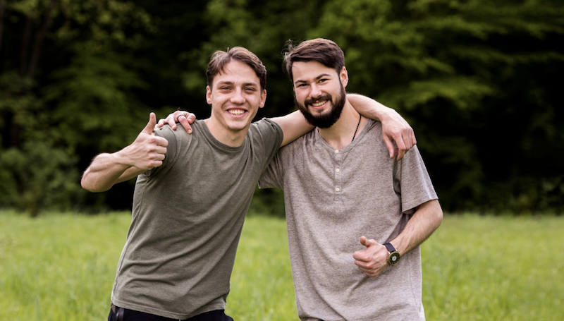 Привітання з Днем народження брату: зворушливі, прикольні, до сліз